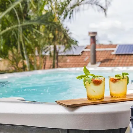 Stylish, Spacious Retreat With Plunge Pool - Casa Cranbrook Apartment *