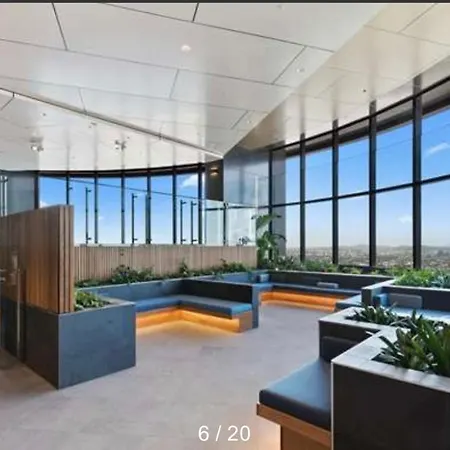 Skyrise Upper Floor Infinite Pool Apartment