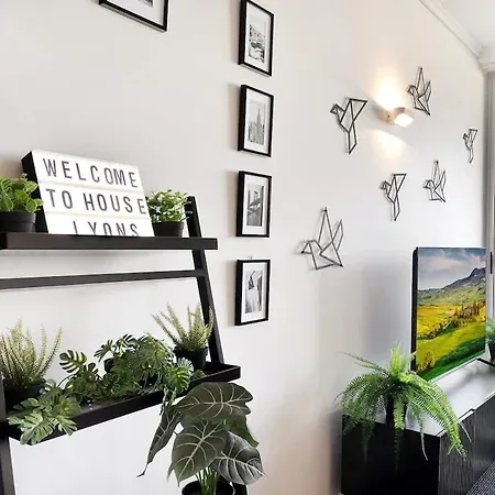 Spring Hill 2br, 2ba Retreat Sleeps 6 - Walk To Cbd With Pool, Free Parking, Balcony, Views, Fast Wi-fi & Gym Apartment *
