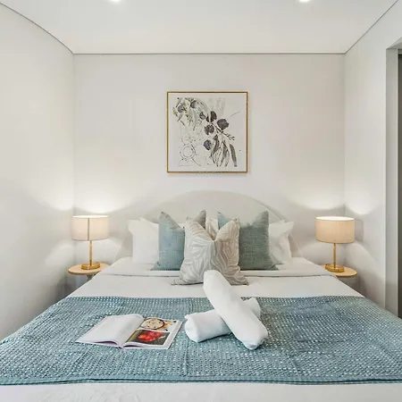 High Rise 2br In Cbd Apartment
