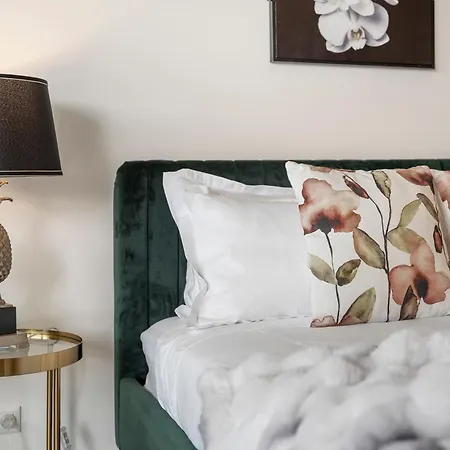 Stylish Roma Parklands Retreat - Stunning Park Views From Every Room, Heated Pool, Gym, Private Carpark, Suncorp Stadium, 10 Min Walk To Cbd * Brisbane