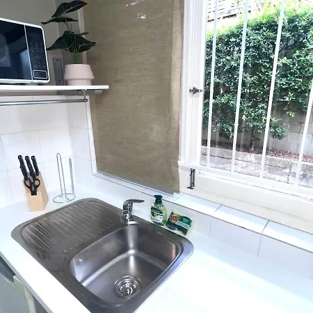 U5-traditional Qld Unit With Backyard-fresh-quiet Leafy Centre-newac Smarttv *