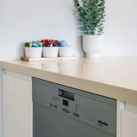 Apartment 2br Modern With Balcony Great Location Brisbane