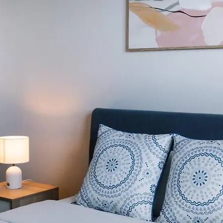 2br Modern With Balcony Great Location * Brisbane
