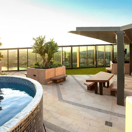 1br One Modern High-rise With Pool & Gym Access *