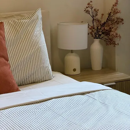 Apartment 2b2b With Courtyard - Close To Cbd - Free Parking