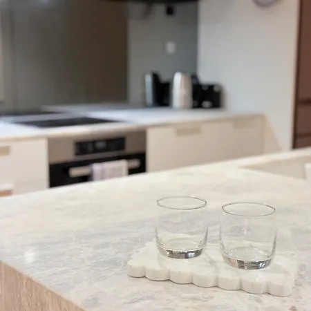 Street 2br2bath With Free Parking Apartment *
