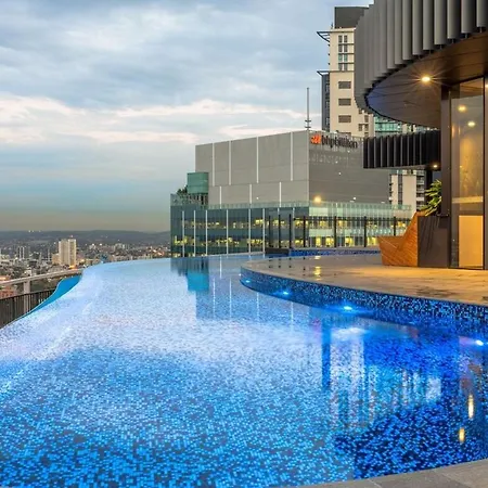 Premium Unit W/ Rooftop Pool In The Heart
