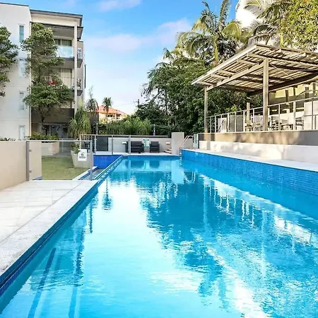 Spring Hill 2br, 2ba Retreat Sleeps 6 - Walk To Cbd With Pool, Free Parking, Balcony, Views, Fast Wi-fi & Gym Apartment *