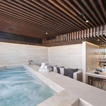Style Infinity Pool Gym Chic 1 Bedroom *