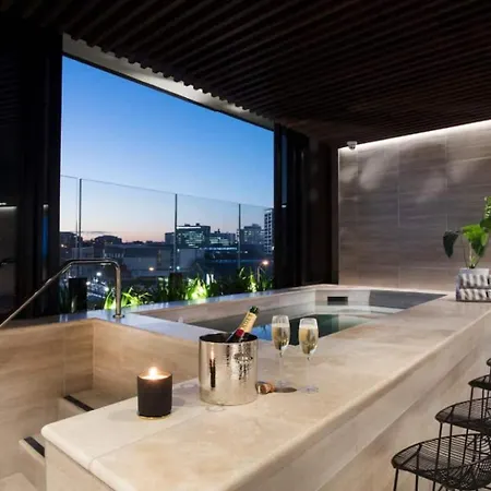 Valley Getaway - Rooftop Pool - Parking - Sleeps 6