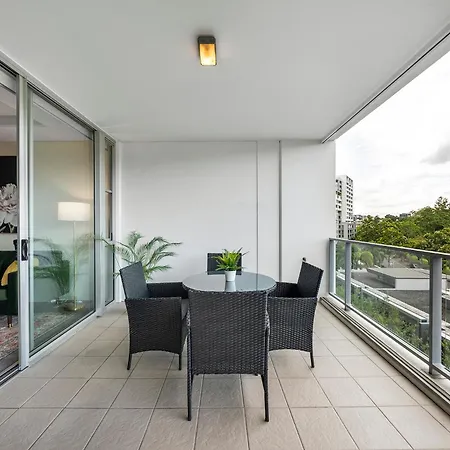 Stylish Roma Parklands Retreat - Stunning Park Views From Every Room, Heated Pool, Gym, Private Carpark, Suncorp Stadium, 10 Min Walk To Cbd Brisbane