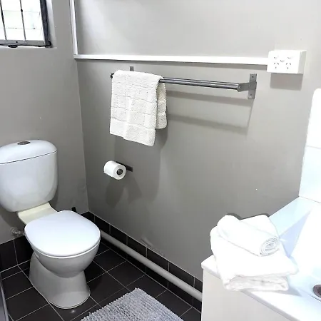 U5-traditional Qld Unit With Backyard-fresh-quiet Leafy Centre-newac Smarttv Apartment