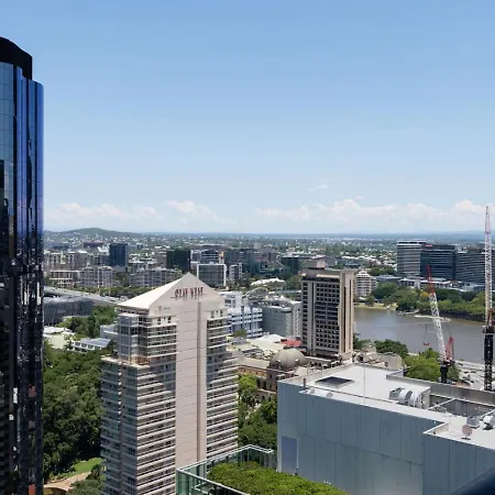 Luxury High Rise 2br In Cbd Apartment