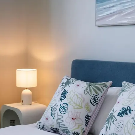 2br Modern With Balcony Great Location Apartment