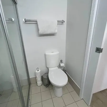 Inner Gem Next To St Andrews Hospital & Park Apartment Brisbane