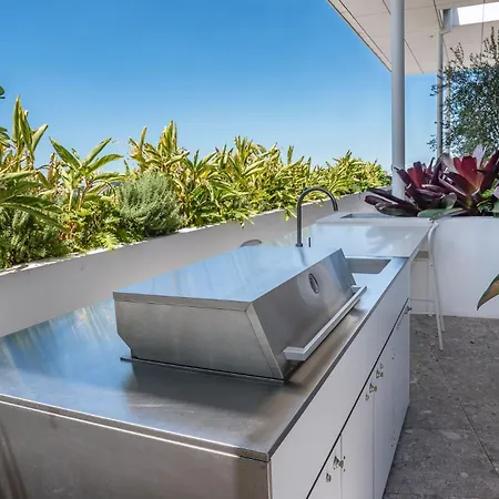 Bright Bowen Hills Apartment, Close To Life