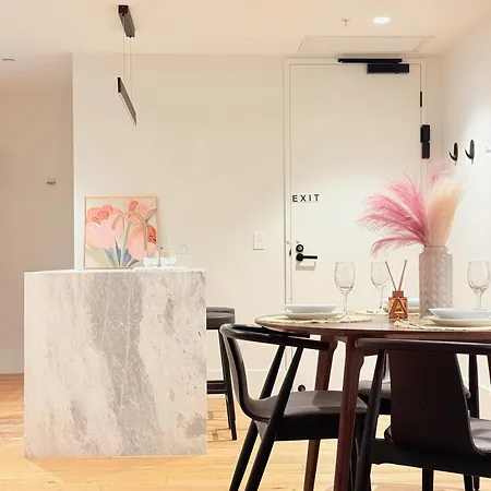 Street 2br2bath With Free Parking Apartment *