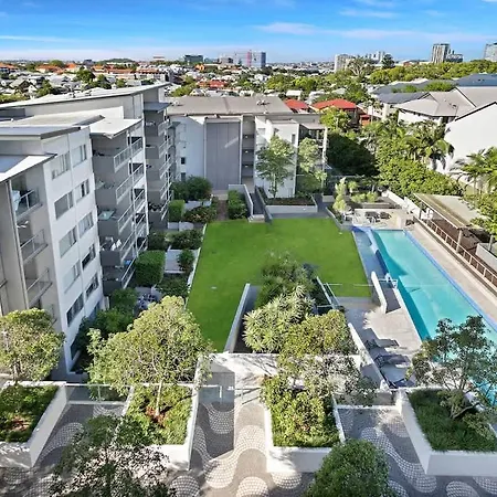 Spring Hill 2br, 2ba Retreat Sleeps 6 - Walk To Cbd With Pool, Free Parking, Balcony, Views, Fast Wi-fi & Gym *