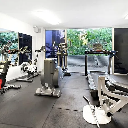 Apartment Spring Hill 2br, 2ba Retreat Sleeps 6 - Walk To Cbd With Pool, Free Parking, Balcony, Views, Fast Wi-fi & Gym Brisbane
