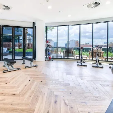 Apartment Valley Getaway - Rooftop Pool - Parking - Sleeps 6 Brisbane