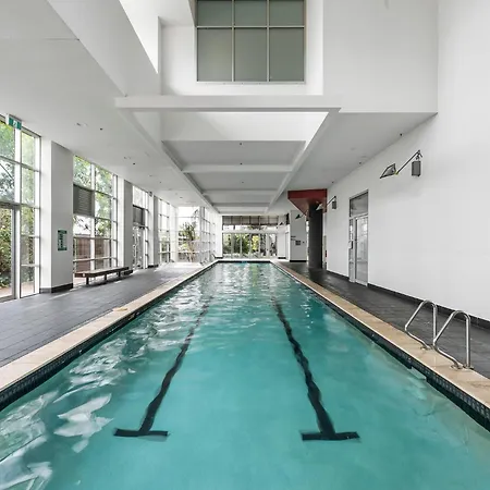 Stylish Roma Parklands Retreat - Stunning Park Views From Every Room, Heated Pool, Gym, Private Carpark, Suncorp Stadium, 10 Min Walk To Cbd * Brisbane