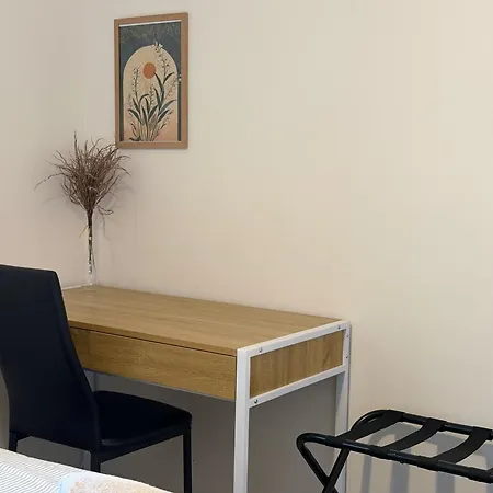 Apartment 2b2b With Courtyard - Close To Cbd - Free Parking *