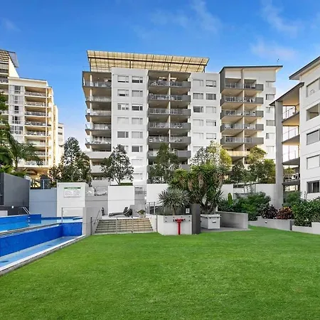 Spring Hill 2br, 2ba Retreat Sleeps 6 - Walk To Cbd With Pool, Free Parking, Balcony, Views, Fast Wi-fi & Gym Apartment Brisbane