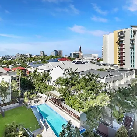 Apartment Spring Hill 2br, 2ba Retreat Sleeps 6 - Walk To Cbd With Pool, Free Parking, Balcony, Views, Fast Wi-fi & Gym Brisbane