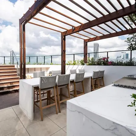 Valley Getaway - Rooftop Pool - Parking - Sleeps 6 Apartment