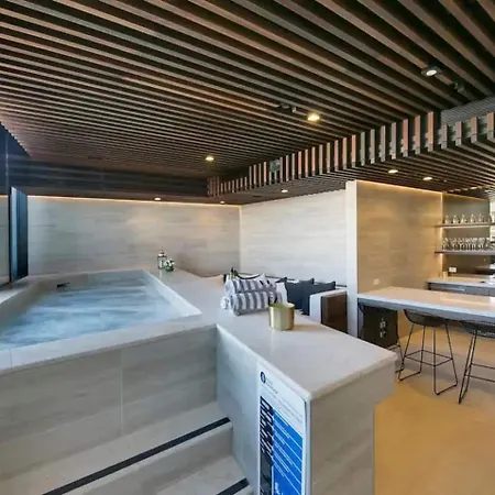 Apartment Valley Getaway - Rooftop Pool - Parking - Sleeps 6 Brisbane