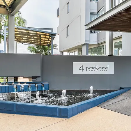 Apartment Stylish Roma Parklands Retreat - Stunning Park Views From Every Room, Heated Pool, Gym, Private Carpark, Suncorp Stadium, 10 Min Walk To Cbd *