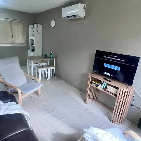 U5-traditional Qld Unit With Backyard-fresh-quiet Leafy Centre-newac Smarttv Apartment Brisbane