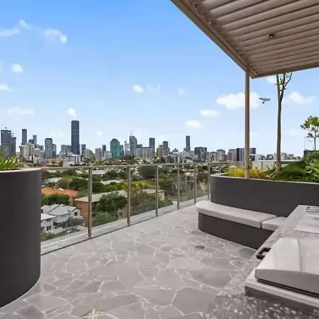 Gabba Retreat - Rooftop Pool & Stunning View Apartment *