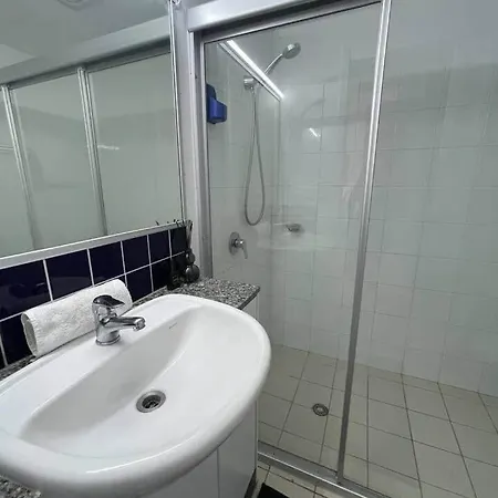 Inner Gem Next To St Andrews Hospital & Park Apartment *