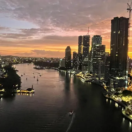 Stunning Views Over River, Kangaroo Point And Story Bridge