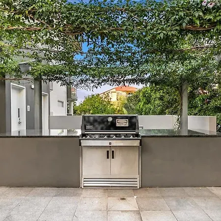 Spring Hill 2br, 2ba Retreat Sleeps 6 - Walk To Cbd With Pool, Free Parking, Balcony, Views, Fast Wi-fi & Gym Brisbane