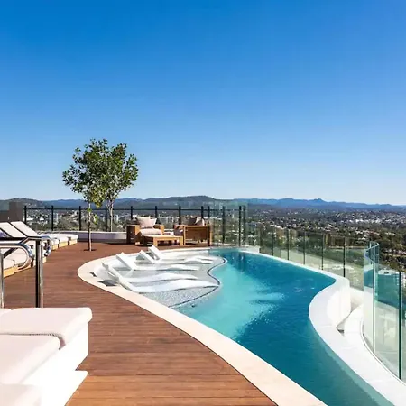 Apartment Valley Getaway - Rooftop Pool - Parking - Sleeps 6 Brisbane