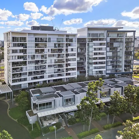 Apartment Stylish Roma Parklands Retreat - Stunning Park Views From Every Room, Heated Pool, Gym, Private Carpark, Suncorp Stadium, 10 Min Walk To Cbd Brisbane