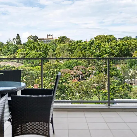 Stylish Roma Parklands Retreat - Stunning Park Views From Every Room, Heated Pool, Gym, Private Carpark, Suncorp Stadium, 10 Min Walk To Cbd Apartment