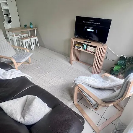 U5-traditional Qld Unit With Backyard-fresh-quiet Leafy Centre-newac Smarttv Apartment Brisbane