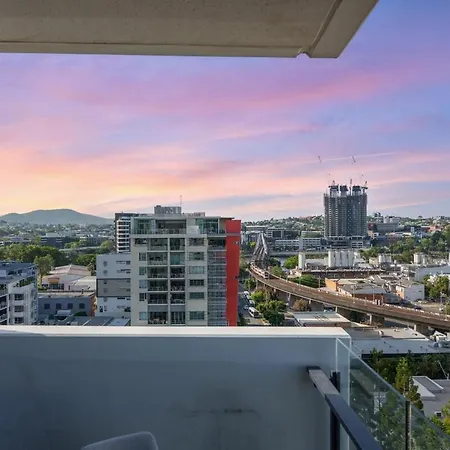Apartment Cs - Gorgeous Views 2br W Parking, Pool & Gym *