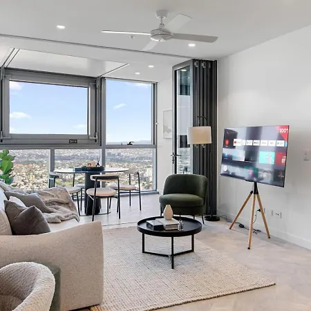 Stylish 1br Retreat With Stunning High-rise Views Apartment