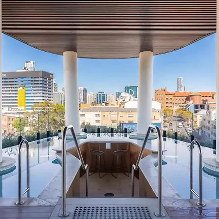 Apartment Valley Getaway - Rooftop Pool - Parking - Sleeps 6 Brisbane