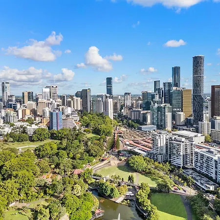 Stylish Roma Parklands Retreat - Stunning Park Views From Every Room, Heated Pool, Gym, Private Carpark, Suncorp Stadium, 10 Min Walk To Cbd Apartment *