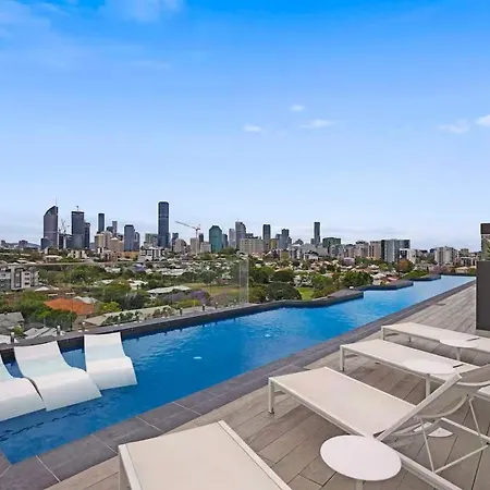 Gabba Retreat - Rooftop Pool & Stunning View Apartment