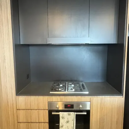 Luxe 2br With Rooftop Pool And Cbd View