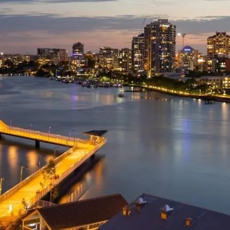 Dusk A Luxury 2bed 2bath Cbd Sky With Pool Parking And Brisbane