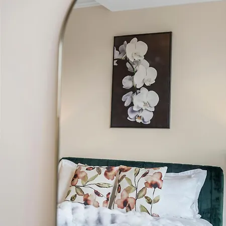 Stylish Roma Parklands Retreat - Stunning Park Views From Every Room, Heated Pool, Gym, Private Carpark, Suncorp Stadium, 10 Min Walk To Cbd Brisbane