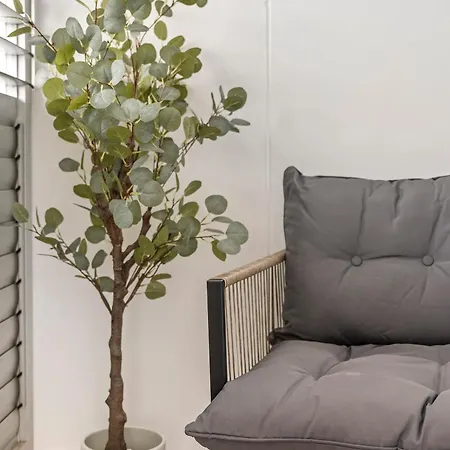 Stylish Roma Parklands Retreat - Stunning Park Views From Every Room, Heated Pool, Gym, Private Carpark, Suncorp Stadium, 10 Min Walk To Cbd Apartment *